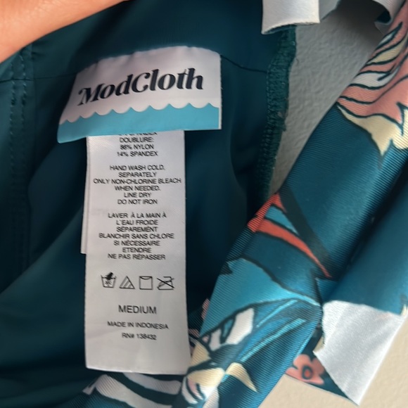 Ruffle cap sleeve, plunging V neckline, vintage, inspired floral onepiece suit. - Picture 3 of 6